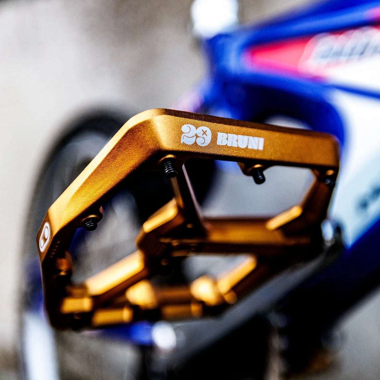 PEDALI CRANK BROTHERS STAMP 7 ALLOY FLAT PEDALS LOIC BRUNI EDITION DETTAGLIO